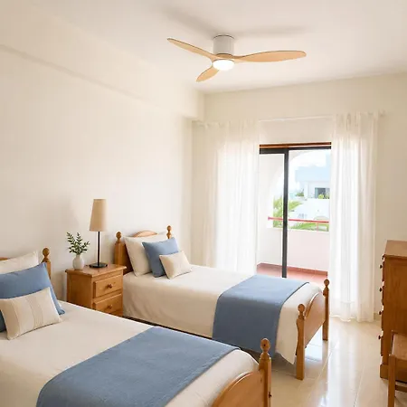 Vue Et Piscine Pour Six Personnes * Porches (Algarve)